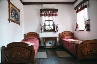 Мини-отель Хутір Козацька Долина Karbovka Двухместный номер с 2 отдельными кроватями и видом на горы-9
